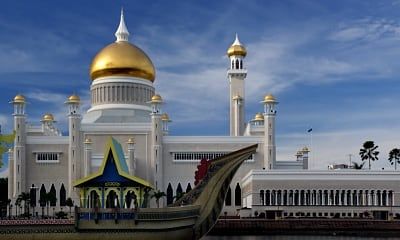 Sultan Omar Ali Saifuddien Mosque / Bernard Spragg. NZ / Public Domain / Flickr