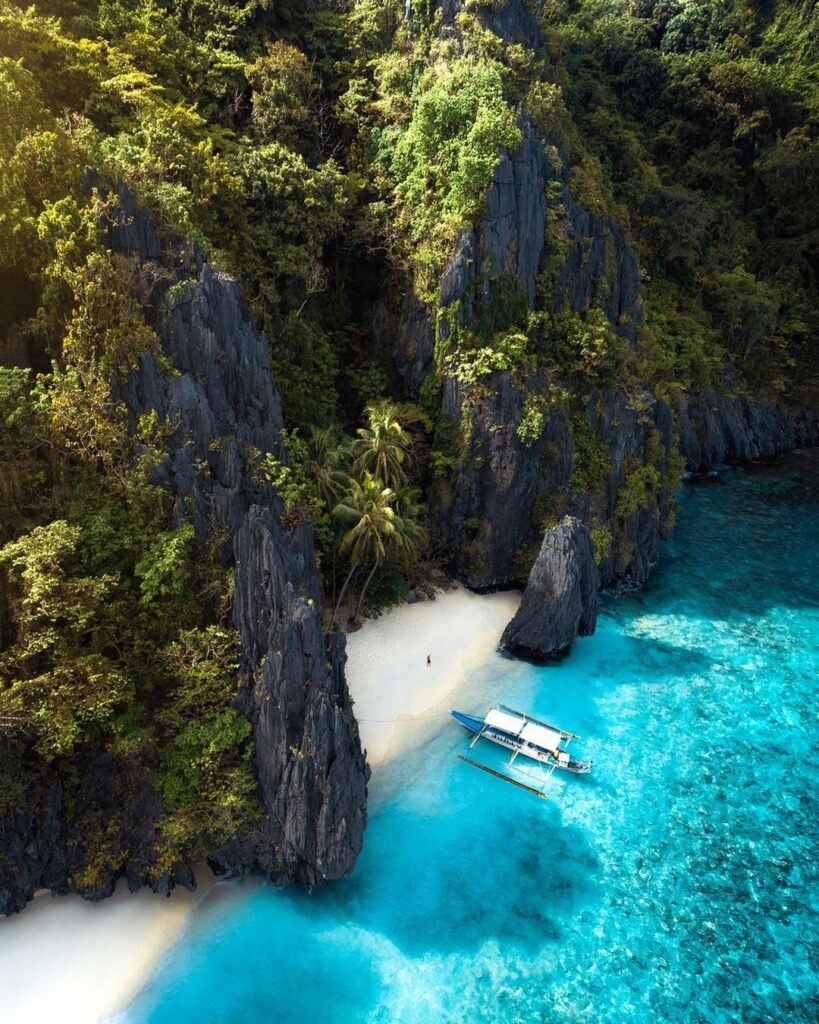 Entalula Island is a picturesque hideaway in El Nido.